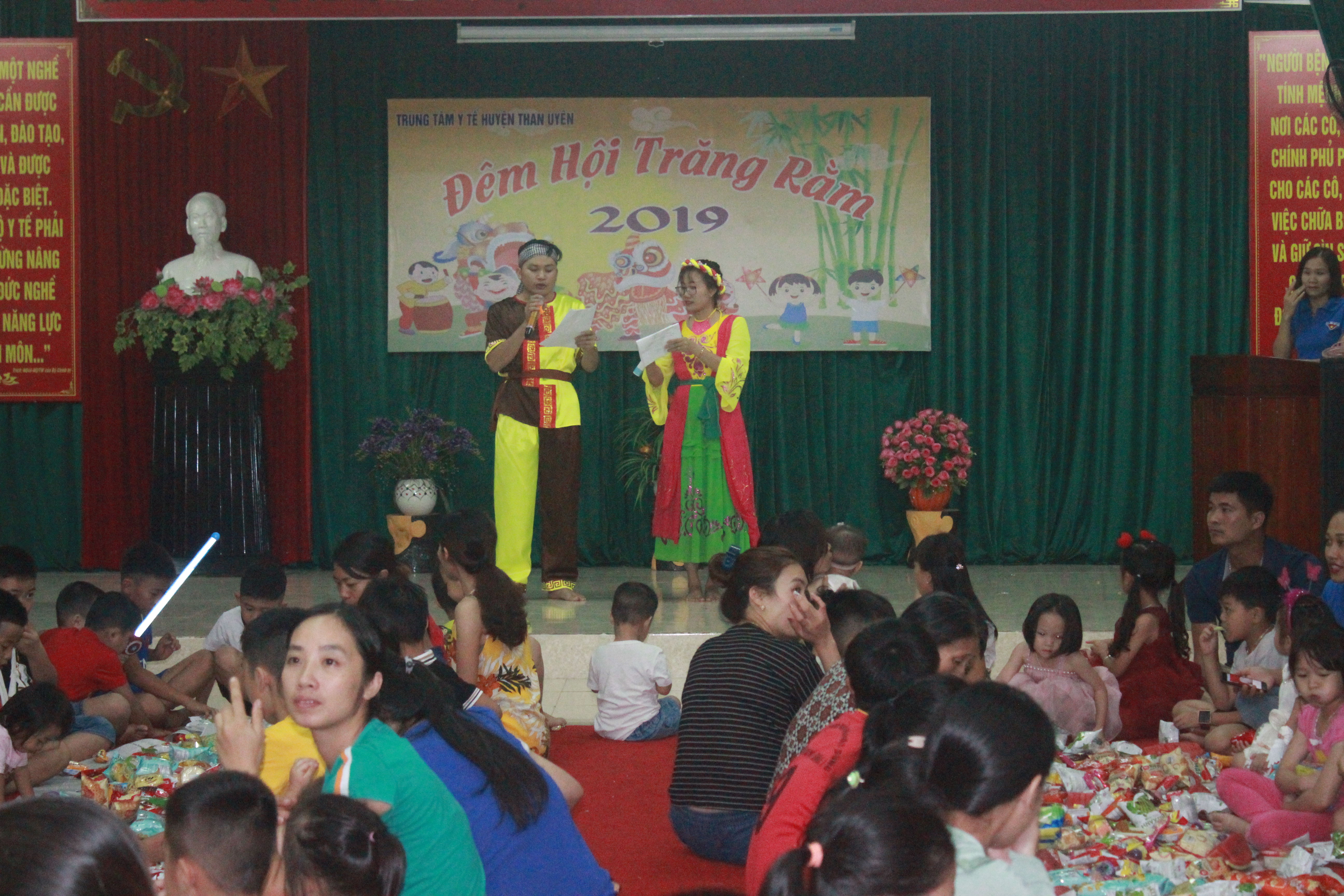 TỔ CHỨC CHƯƠNG TRÌNH “ĐÊM HỘI TRĂNG RẰM” TẠI TRUNG TÂM Y TẾ THAN UYÊN