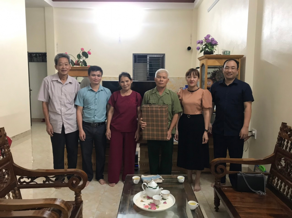 TRUNG TÂM Y TẾ HUYỆN THAN UYÊN TỔ CHỨC THĂM, TẶNG QUÀ CÁC GIA ĐÌNH CHÍNH SÁCH NHÂN NGÀY THƯƠNG BINH LIỆT SỸ 27/7