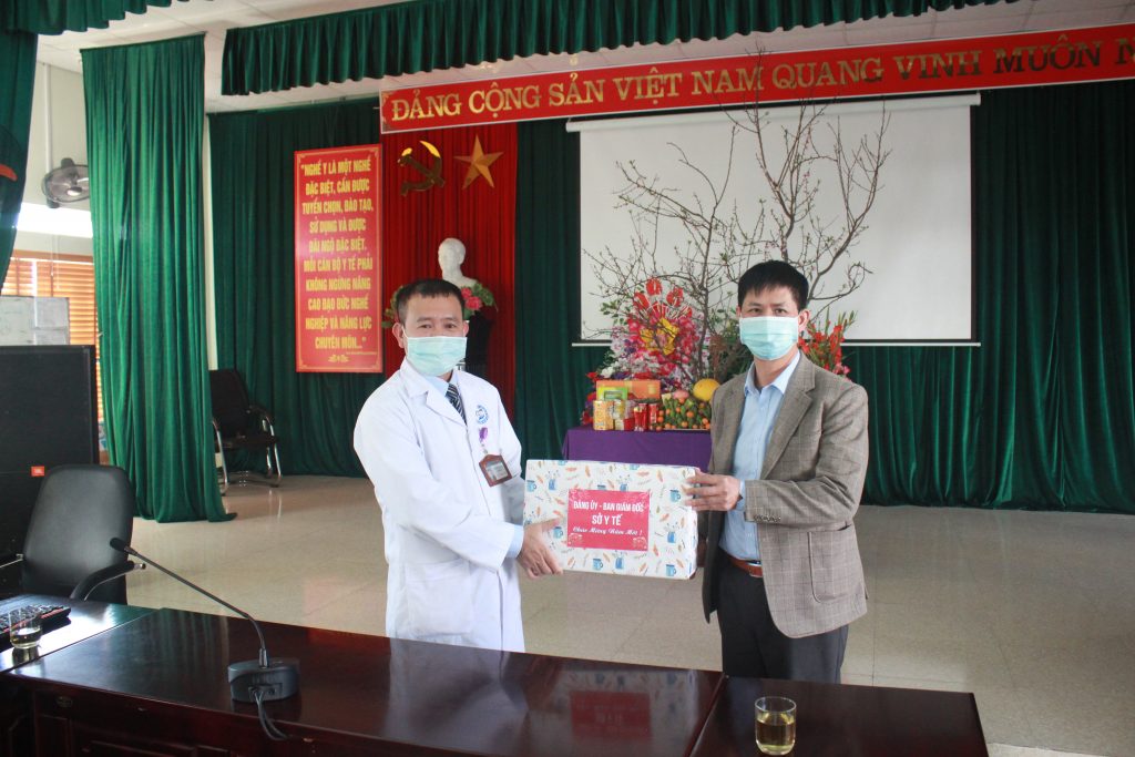 CÁC ĐỒNG CHÍ LÃNH ĐẠO TỈNH VÀ HUYỆN THĂM, CHÚC TẾT ĐỐI VỚI CÁC Y BÁC SỸ LÀM NHIỆM VỤ TRỰC TẾT NGUYÊN ĐÁN TÂN SỬU 2021