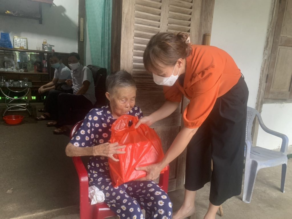 TRUNG TÂM Y TẾ THAN UYÊN THĂM, TẶNG QUÀ CÁC GIA ĐÌNH CHÍNH SÁCH, NGƯỜI CÓ CÔNG NHÂN NGÀY THƯƠNG BINH – LIỆT SỸ TRÊN ĐỊA BÀN KHU 4