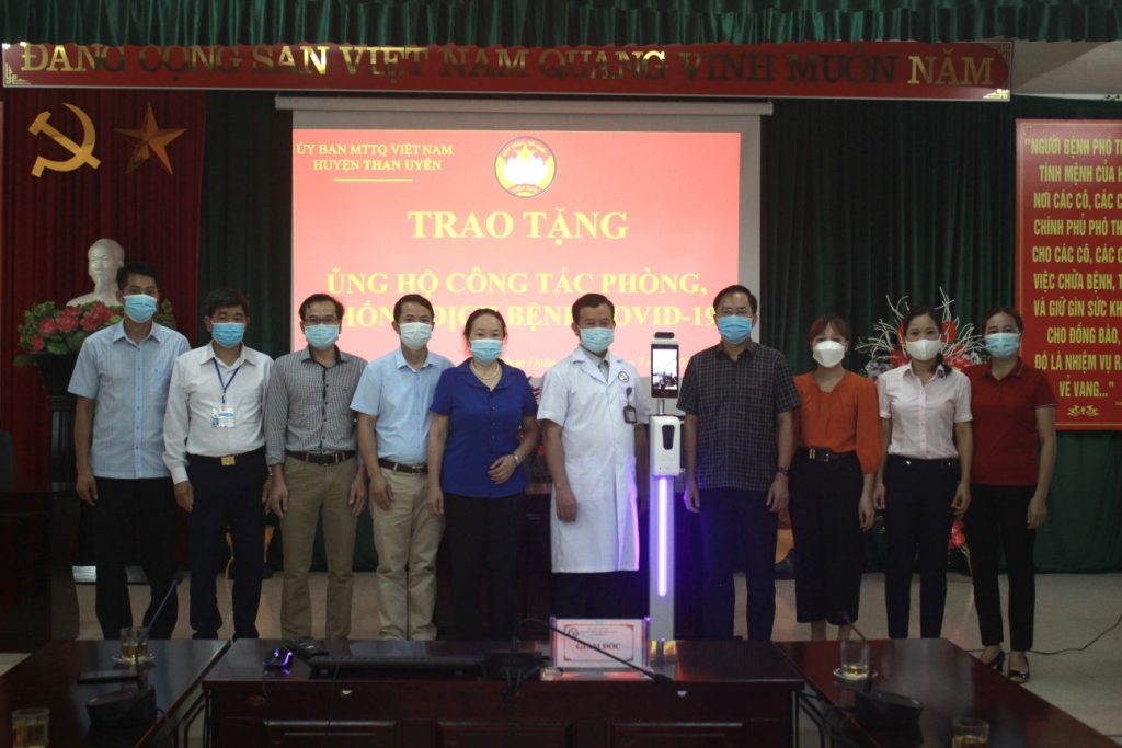 TRAO QUÀ HỖ TRỢ CÔNG TÁC PHÒNG, CHỐNG DỊCH BỆNH COVID-19 CHO TRUNG TÂM Y TẾ HUYỆN THAN UYÊN