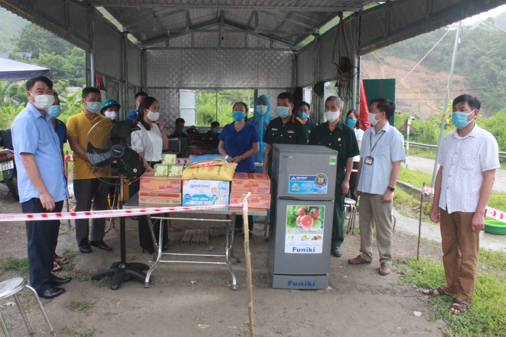 CHUNG TAY ỦNG HỘ CÁC CHỐT KIỂM DỊCH COVID-19 TRÊN ĐỊA BÀN HUYỆN