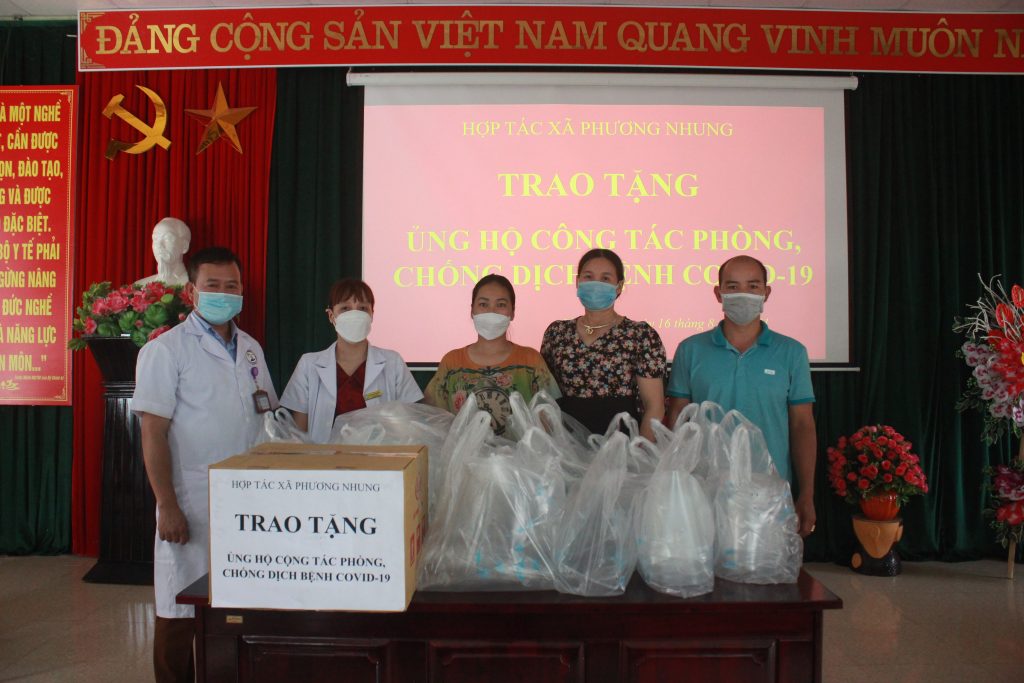 TRAO TẶNG KÍNH CHẮN GIỌT BẮN CHO TRUNG TÂM Y TẾ HUYỆN THAN UYÊN THAM GIA PHÒNG, CHỐNG DỊCH COVID-19
