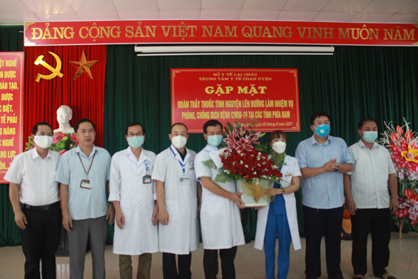GẶP MẶT ĐOÀN THẦY THUỐC TÌNH NGUYỆN LÊN ĐƯỜNG LÀM NHIỆM VỤ PHÒNG, CHỐNG DỊCH COVID-19 TẠI CÁC TỈNH PHÍA NAM