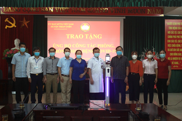 TRAO QUÀ HỖ TRỢ CÔNG TÁC PHÒNG, CHỐNG DỊCH BỆNH COVID-19 CHO TRUNG TÂM Y TẾ HUYỆN THAN UYÊN