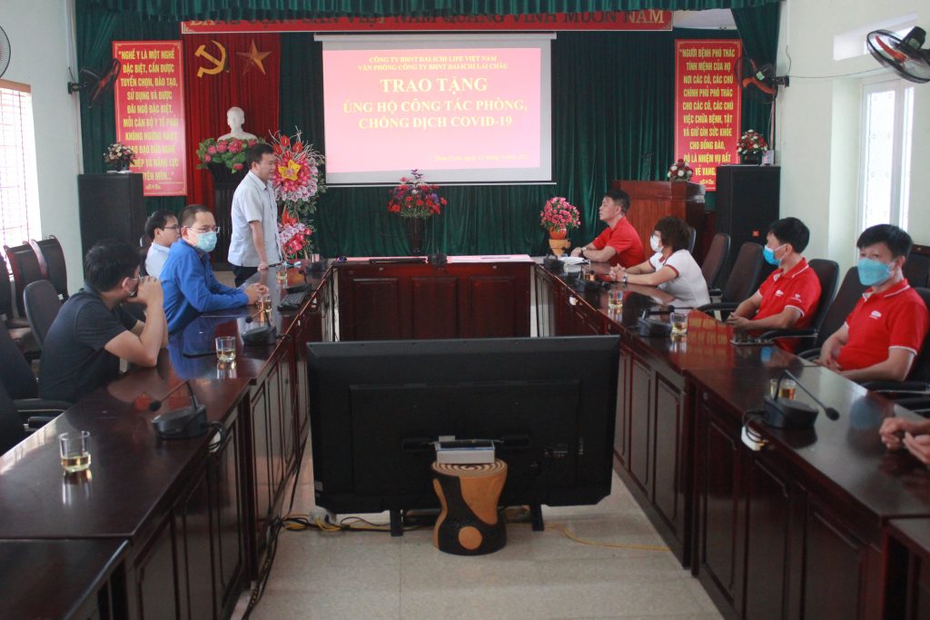 VĂN PHÒNG CÔNG TY BẢO HIỂM NHÂN THỌ DAI – ICHI LAI CHÂU TRAO TẶNG QUÀ CHO TRUNG TÂM Y TẾ HUYỆN THAN UYÊN TRONG CÔNG TÁC PHÒNG CHỐNG DỊCH COVID-19