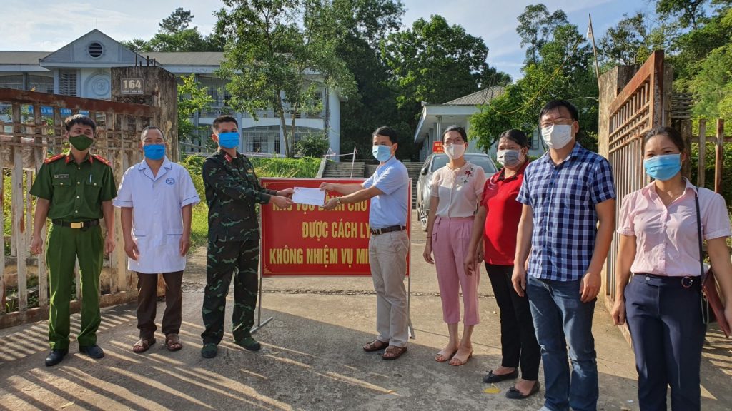 MẶT TRẬN TỔ QUỐC HUYỆN, TRƯỜNG THCS MƯỜNG CANG, TRƯỜNG THCS TÀ MUNG, TRƯỜNG MẦM NON MƯỜNG MÍT TRAO QUÀ CƠ SỞ CÁCH LY TẬP TRUNG SỐ 1 THAN UYÊN.