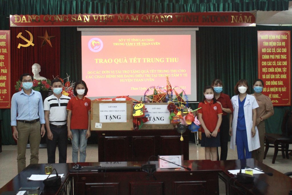 TRUNG TÂM Y TẾ HUYỆN THAN UYÊN TẶNG QUÀ TẾT TRUNG THU CHO CÁC CHÁU BỆNH NHI ĐANG ĐIỀU TRỊ TẠI BỆNH VIỆN VÀ CÁC CHÁU LÀ CON CỦA CÁN BỘ Y TẾ ĐANG THAM GIA PHÒNG, CHỐNG DỊCH TẠI CÁC TỈNH PHÍA NAM