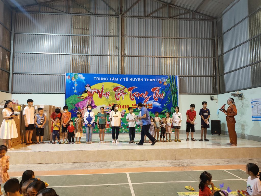 TRUNG TÂM Y TẾ HUYỆN THAN UYÊN TỔ CHỨC CHƯƠNG TRÌNH “ VUI TẾT TRUNG THU” CHO CÁC EM THIẾU NHI LÀ CON CỦA VIÊN CHỨC, NGƯỜI LAO ĐỘNG VÀ BỆNH NHI ĐANG ĐIỀU TRỊ TẠI TRUNG TÂM Y TẾ.