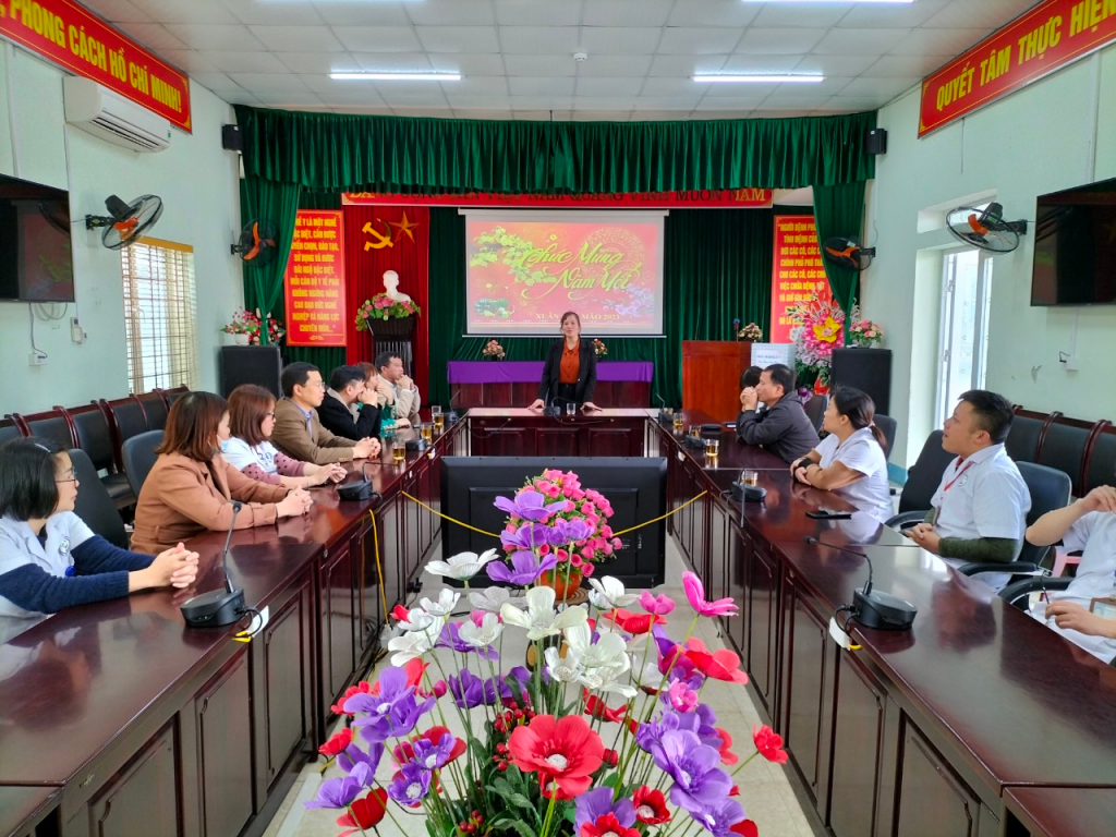 ĐOÀN CÔNG TÁC SỞ Y TẾ TỈNH LAI CHÂU KIỂM TRA CÔNG TÁC Y TẾ, THĂM VÀ CHÚC TẾT TRUNG TÂM Y TẾ THAN UYÊN