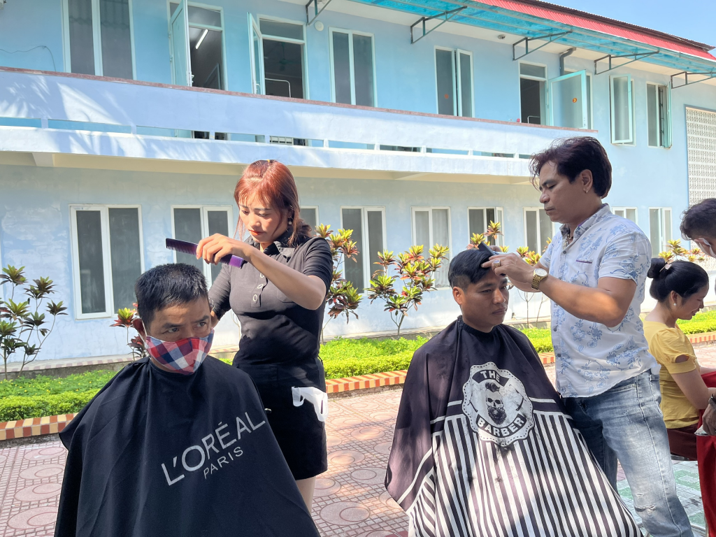 CHƯƠNG TRÌNH CẮT TÓC MIỄN PHÍ CHO NGƯỜI BỆNH ĐANG ĐIỀU TRỊ TẠI TRUNG TÂM Y TẾ