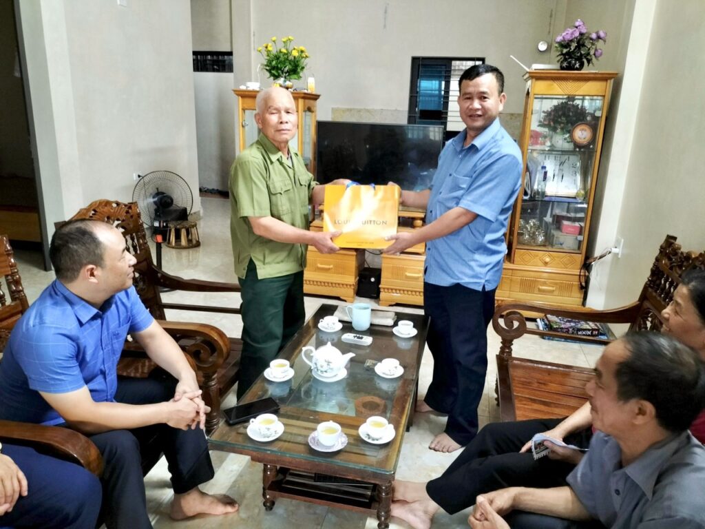 TRUNG TÂM Y TẾ THAN UYÊN ĐẾN THĂM, TẶNG QUÀ CÁC GIA ĐÌNH CHÍNH SÁCH, NGƯỜI CÓ CÔNG NHÂN NGÀY THƯƠNG BINH – LIỆT SỸ 27/7/2023 TRÊN ĐỊA BÀN KHU 4 THỊ TRẤN