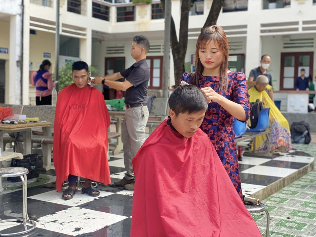 CHƯƠNG TRÌNH CẮT TÓC MIỄM PHÍ CHO NGƯỜI BỆNH ĐANG ĐIỀU TRỊ TẠI TRUNG TÂM Y TẾ