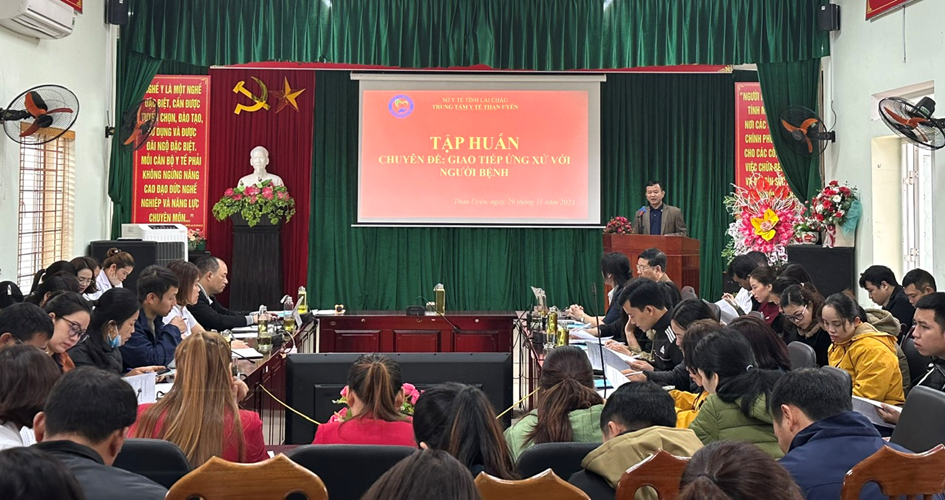 TRUNG TÂM Y TẾ THAN UYÊN TẬP HUẤN CHUYÊN ĐỀ “GIAO TIẾP ỨNG XỬ VỚI NGƯỜI BỆNH”