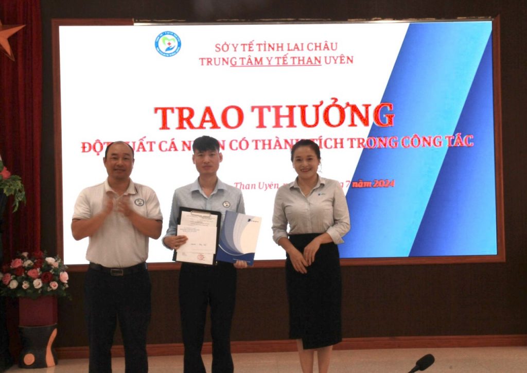 TRUNG TÂM Y TẾ THAN UYÊN TRAO THƯỞNG ĐỘT XUẤT CÁ NHÂN CÓ THÀNH TÍCH TRONG CÔNG TÁC