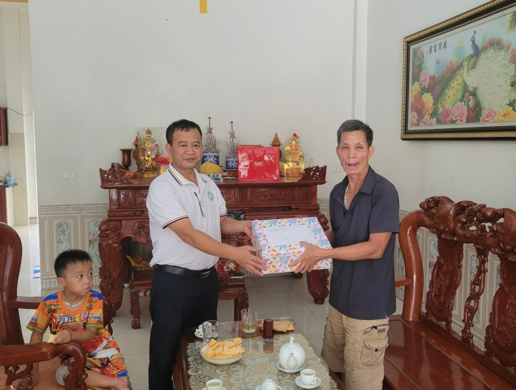 TRUNG TÂM Y TẾ THAN UYÊN THĂM, TẶNG QUÀ THÂN NHÂN LIỆT SỸ, THƯƠNG, BỆNH BINH, GIA ĐÌNH CÓ CÔNG VỚI CÁCH MẠNG