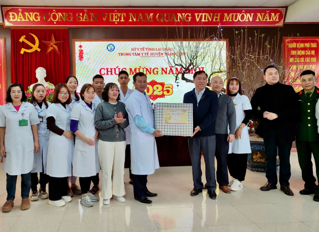 PHÓ CHỦ TỊCH UBND HUYỆN TRẦN QUANG CHIẾN THĂM, CHÚC TẾT TẠI TRUNG TÂM Y TẾ HUYỆN THAN UYÊN