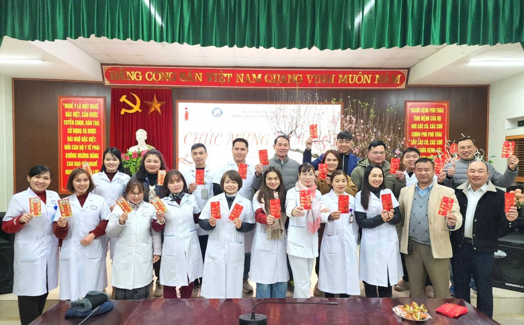 TẶNG QUÀ TẾT CHO BỆNH NHÂN CÓ HOÀN CẢNH KHÓ KHĂN ĐANG ĐIỀU TRỊ TRONG DỊP TẾT NGUYÊN ĐÁN ẤT TỴ TẠI TRUNG TÂM Y TẾ