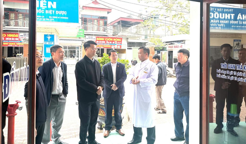 Đồng chí Bí thư Huyện ủy làm việc tại Trung tâm Y tế Than Uyên