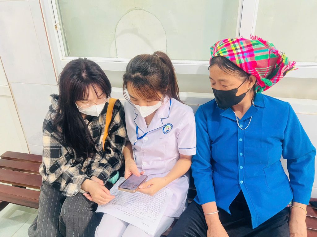 TRUNG TÂM Y TẾ THAN UYÊN TÍCH CỰC HỖ TRỢ NGƯỜI DÂN TÍCH HỢP THẺ BẢO HIỂM Y TẾ VÀO SỔ SỨC KHỎE ĐIỆN TỬ TRÊN ỨNG DỤNG VNeID MỨC ĐỘ 2