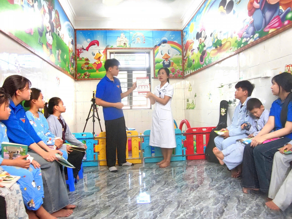 KHOA NHI HƯỚNG DẪN NGƯỜI BỆNH ĐEO KHẨU TRANG ĐÚNG CÁCH