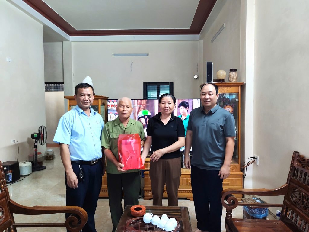 TRUNG TÂM Y TẾ THAN UYÊN THĂM, TẶNG QUÀ THÂN NHÂN THƯƠNG, BỆNH BINH, GIA ĐÌNH CÓ CÔNG VỚI CÁCH MẠNG