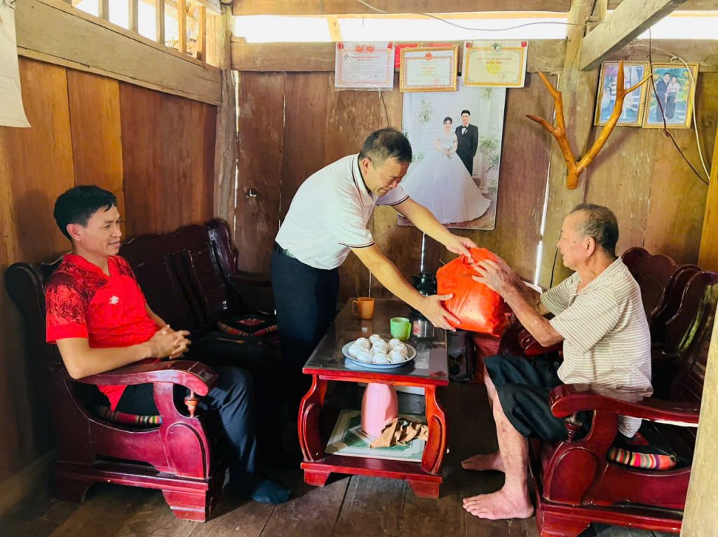TRUNG TÂM Y TẾ THAN UYÊN TỔ CHỨC KHÁM BỆNH, TƯ VẤN SỨC KHOẺ CHO NGƯỜI CÓ CÔNG VÀ ĐỒNG BÀO DÂN TỘC THIỂU SỐ TẠI XÃ KHOEN ON