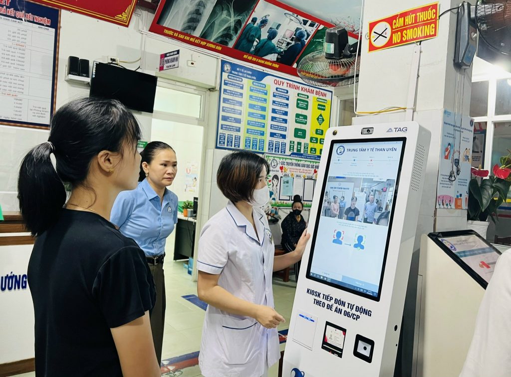 SỬ DỤNG CÂY KIOSK TIẾP ĐÓN TỰ ĐỘNG TẠI TRUNG TÂM Y TẾ THAN UYÊN
