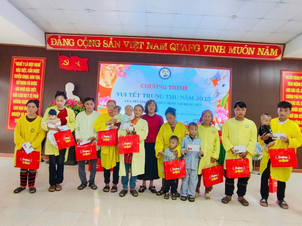 TRUNG TÂM Y TẾ THAN UYÊN TỔ CHỨC VUI TẾT TRUNG THU CHO BỆNH NHI