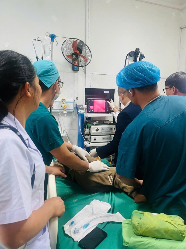 VỠ ÒA CẢM XÚC: LẦN ĐẦU TIÊN BVĐK THAN UYÊN SỬ DỤNG MÁY NỘI SOI KHÍ QUẢN GẮP DỊ VẬT, CỨU SỐNG CHÁU BÉ 5 TUỔI TRONG GANG TẤC