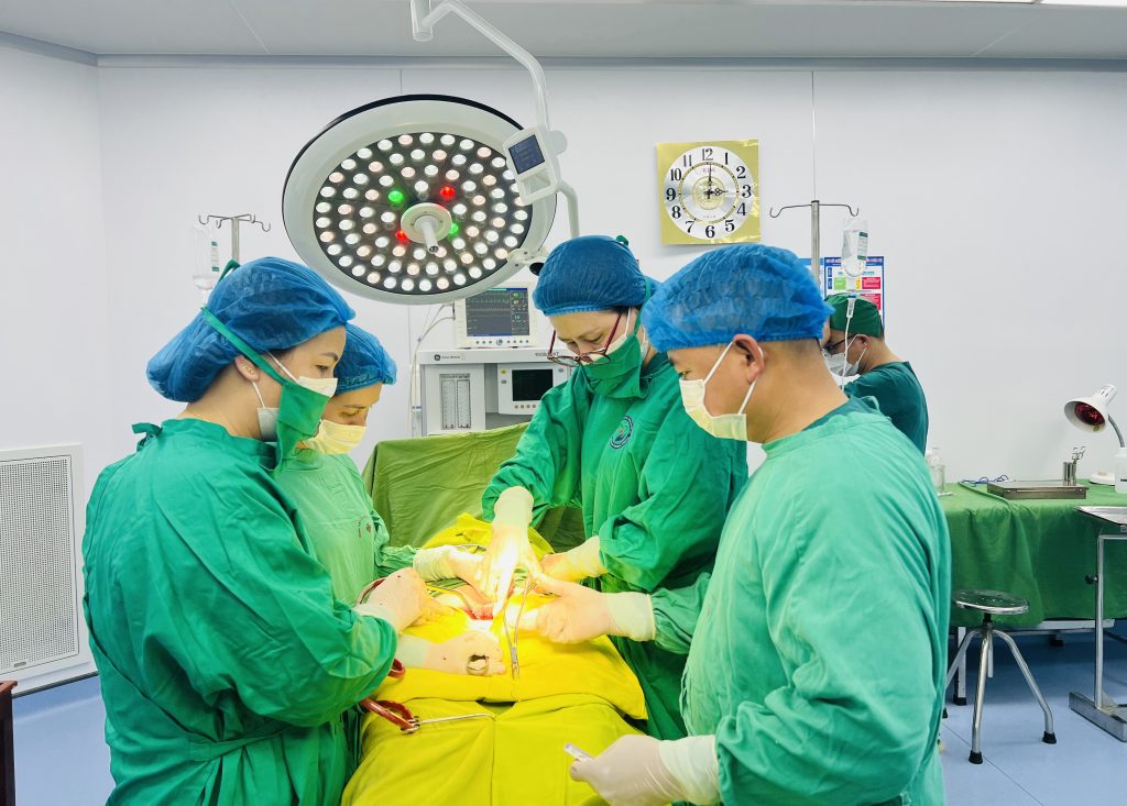 PHẪU THUẬT THÀNH CÔNG KHỐI U XƠ TỬ CUNG LỚN TẠI BVĐK THAN UYÊN